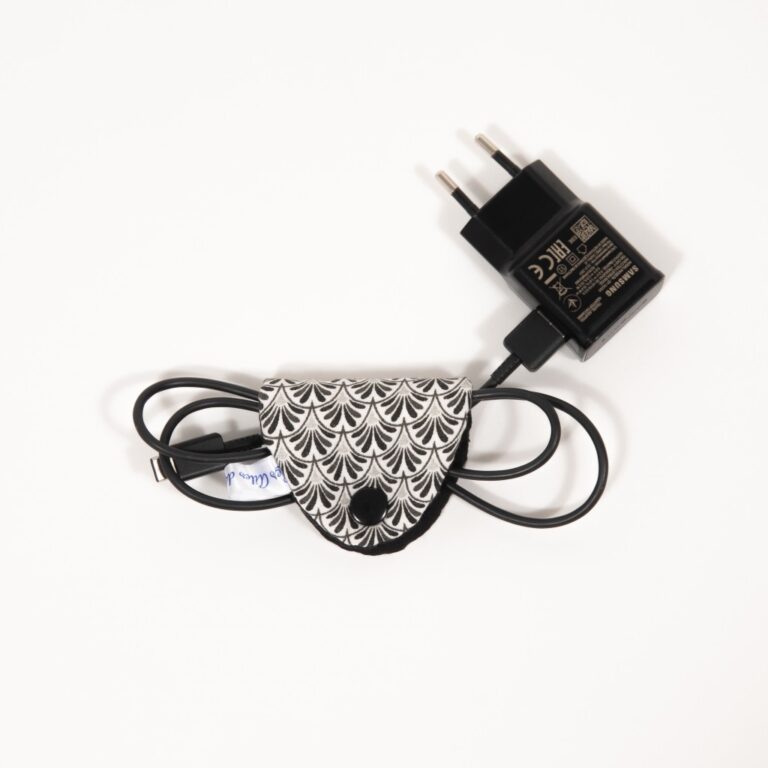 Attache cordon « Jet d’eau noir »