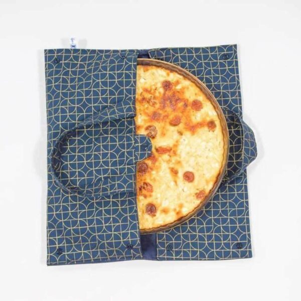 Sac à tarte avec plat rond et présenté avec un gateau