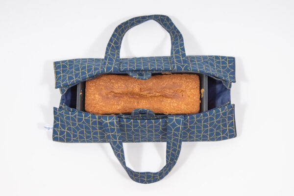 Sac à tarte en position rectancle plat à cake présenté avec un gateau