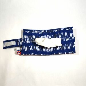 Etui mouchoirs ouvert à plat motif lignes bleues