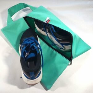 Sac à chaussures turquoise avec une chaussure posée dessus et une chaussure à l'intérieur