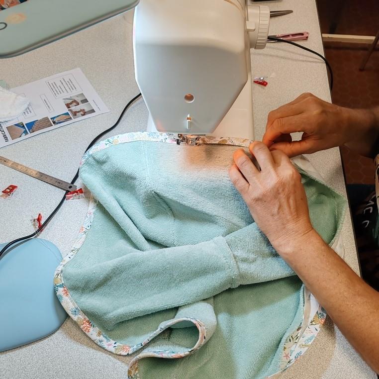 personne en train de réaliser une serviette cheveux