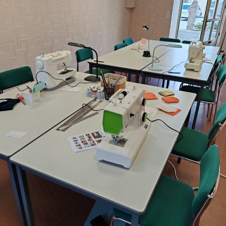 Installation de la salle de cours avec les places disponibles