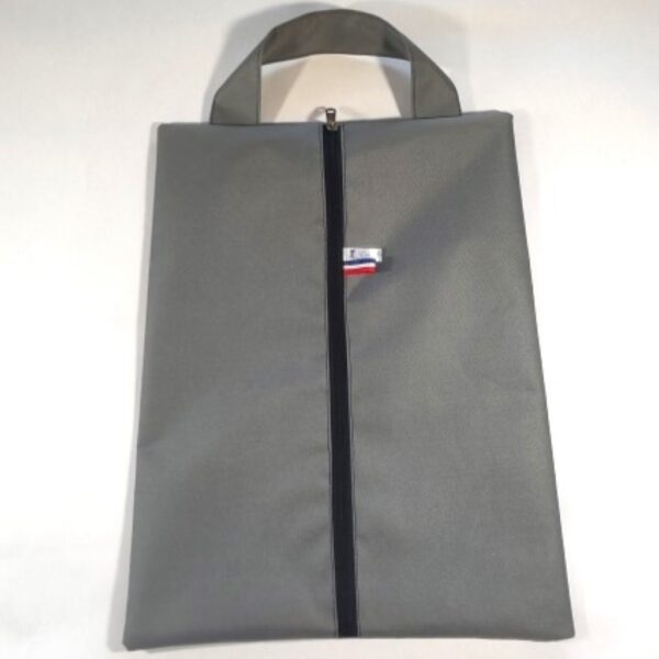 Sac à chaussures gris présenté fermé sans accessoires