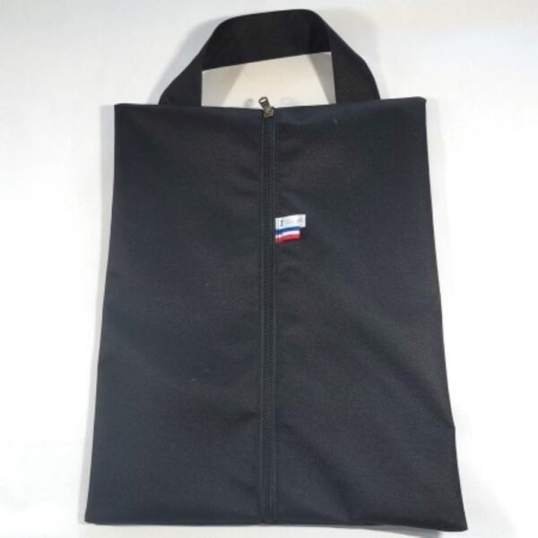 Sac à chaussures noir présenté fermé sans accessoires