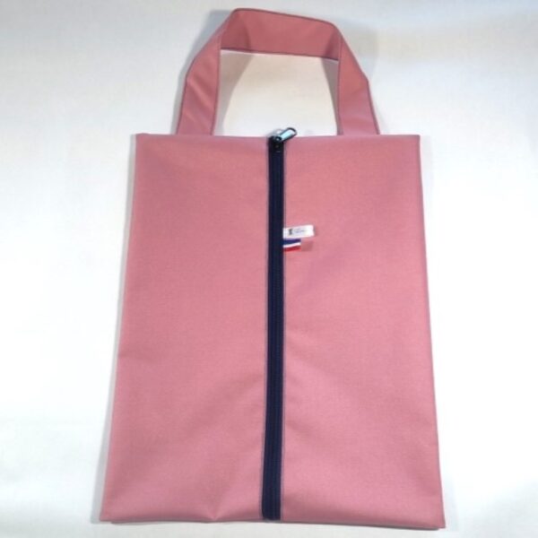 Sac à chaussures turquoise présenté fermé sans accessoires