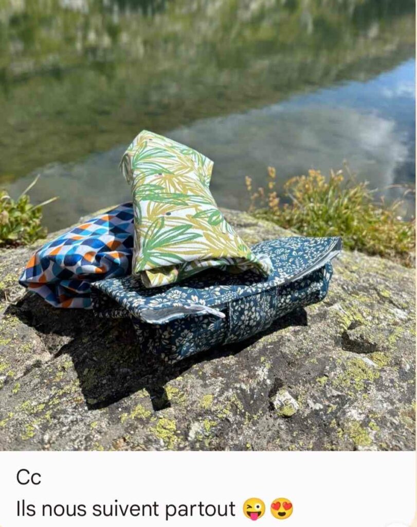 Pochettes sandwich devant un lac de montagne