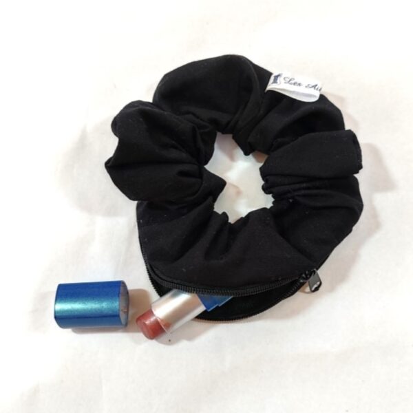 Chouchou zippé Noir avec un rouge à lèvres