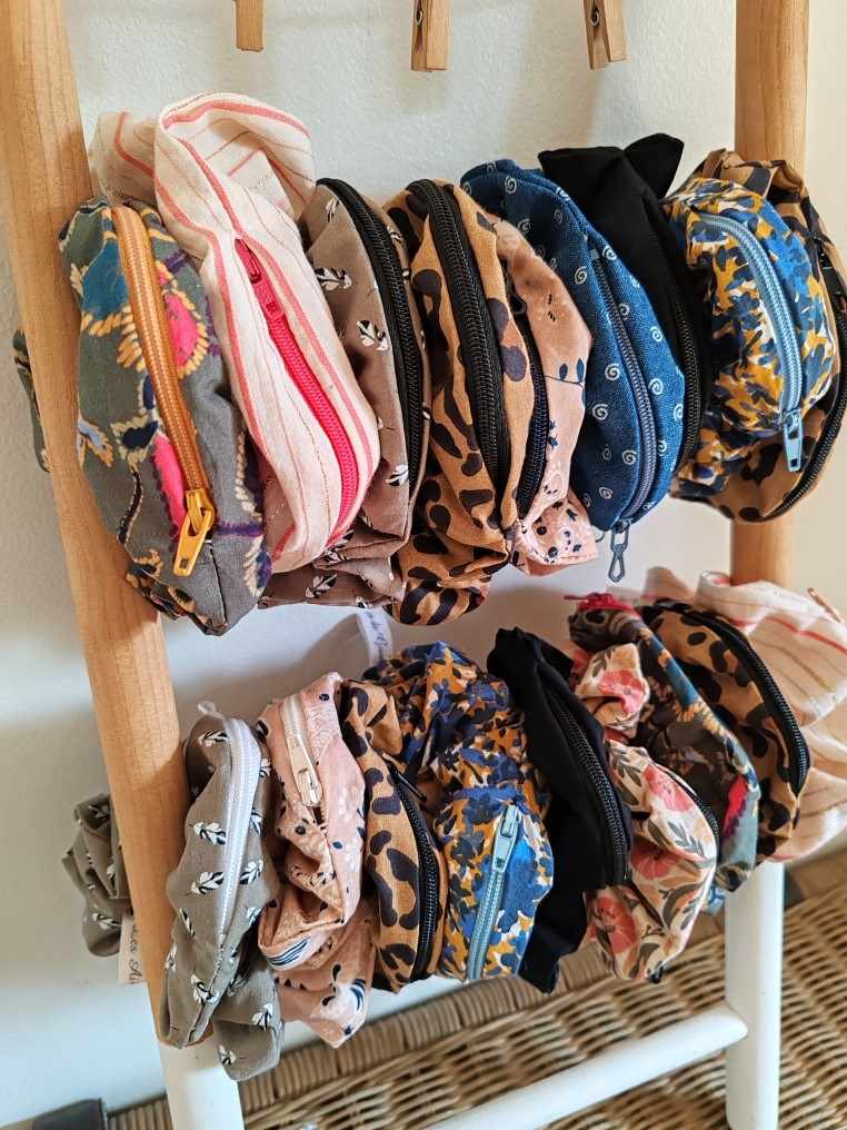 Chouchous avec un zip présentés sur une échelle en bois