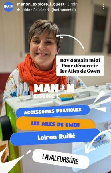 La créatrice Les Ailes des Gwen mise en scène devant une machine à coudre