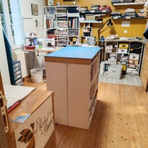 Image de l'atelier couture avec machines à coudre et îlot centrale central