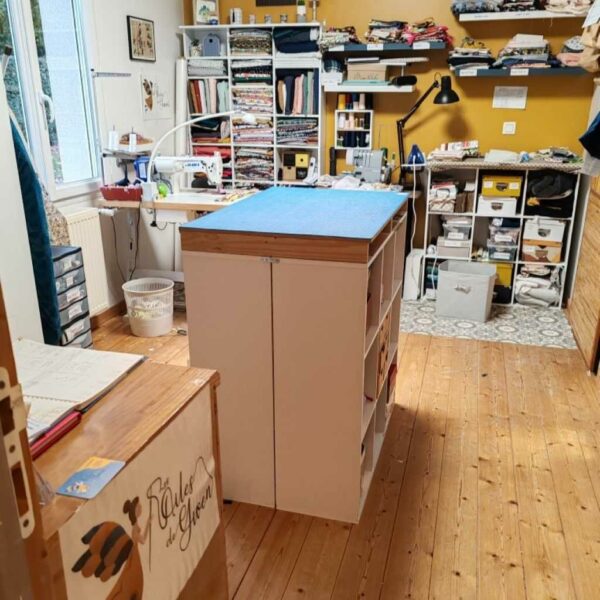 Image de l'atelier couture avec machines à coudre et îlot centrale central