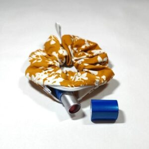 Chouchou zippé ouvert aune à fleurs blanche avec un rouge à lèvres