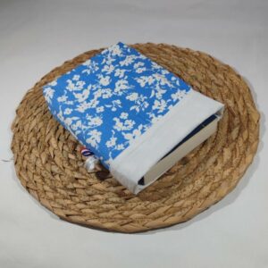 Pochette livre de poche au motif fleurs blanches sur fond bleu