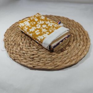Pochette livre de poche au motif fleurs blanche sur fond jaune