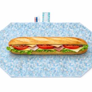 Pochette sandwich ouverte à plat en mode set de table avec un sandwich