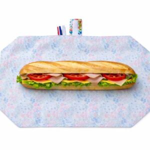 Pochette sandwich ouverte à plat en mode set de table avec un sandwich